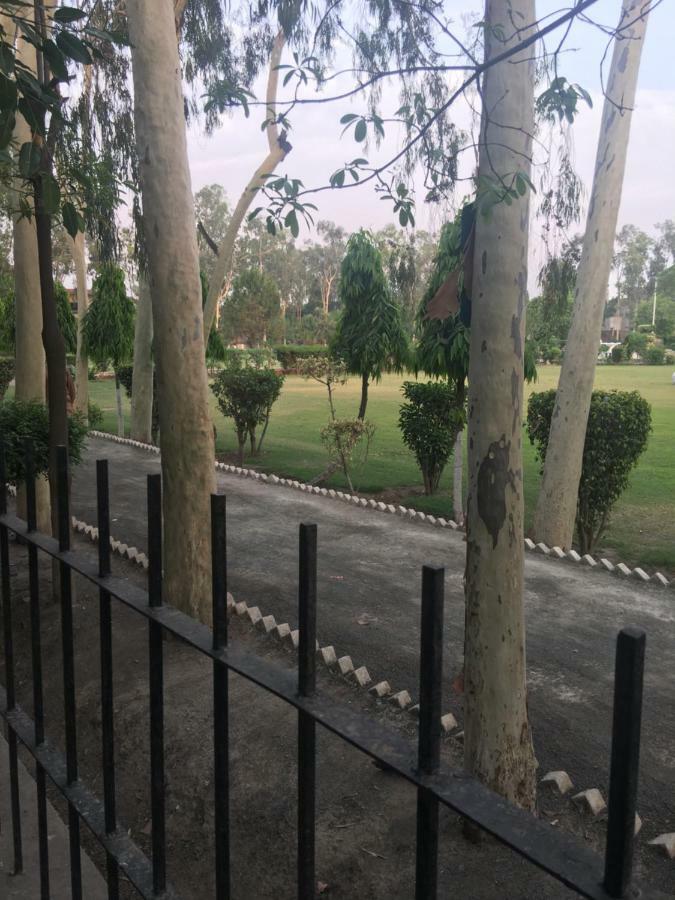 Spacious Apartment In Johar Town Lahore Exterior photo